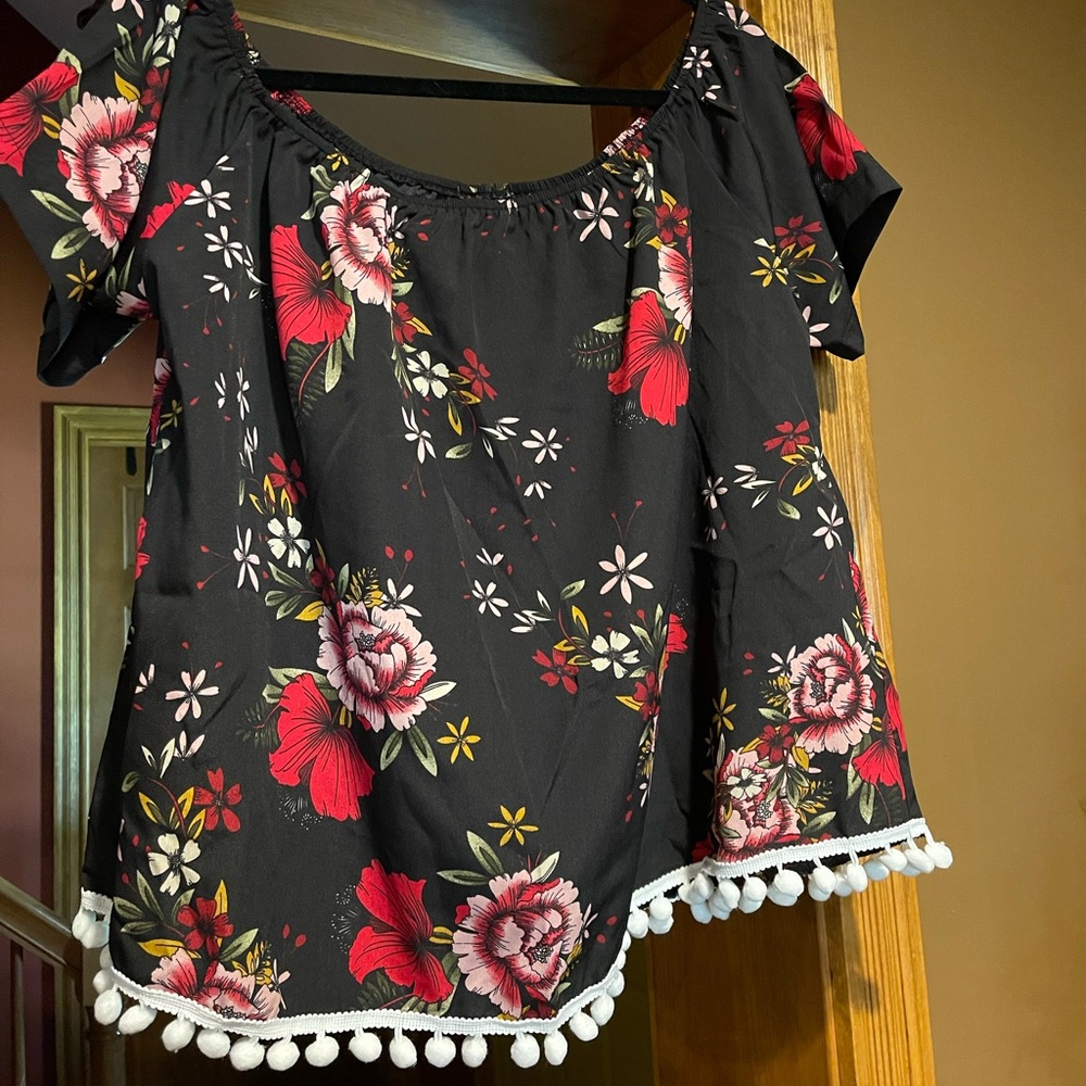 Floral on or off the shoulder top!